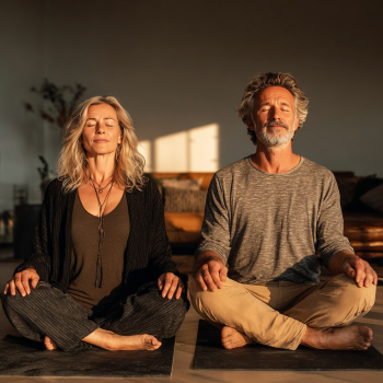 Пожила жінка займається йогою